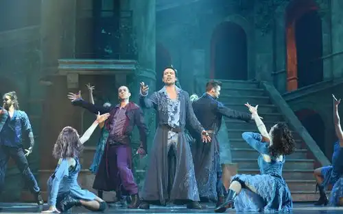 雨果罗密欧与朱丽叶它写的是黎明的爱
