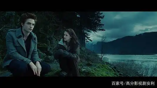 孤独地生活百年只为等待她出现,真爱可能不分缘由而又一见倾心
