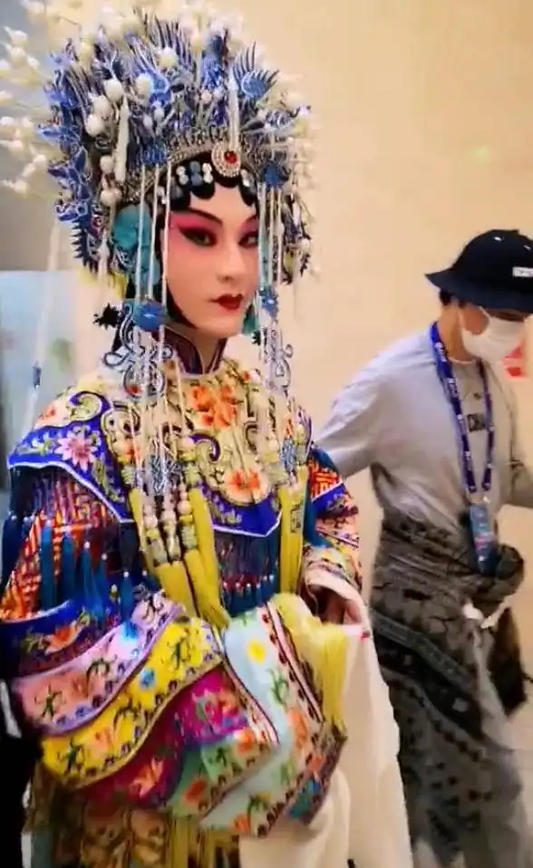 黄晓明京剧花旦扮相曝光,凤冠霞帔艳若桃花,斜瞥镜头太妩媚
