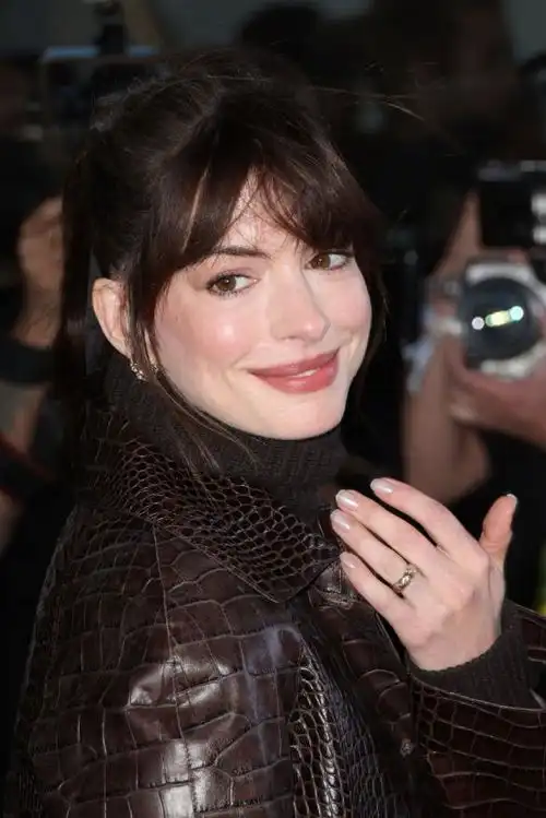 安妮海瑟薇纽约看秀熟悉造型重回穿普拉达的女王
