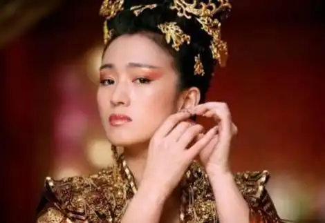 三次高考落榜,手撕金马,与张艺谋纠葛八年无果,巩俐传奇成名史