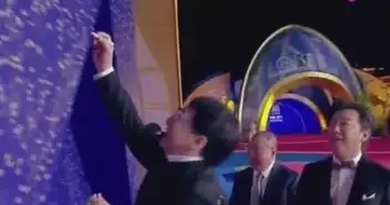 物是人非,仙剑剧组重聚相谈甚欢,杨幂却被单独隔离,形单影只胡歌
