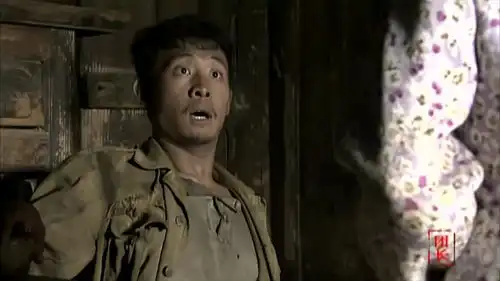 我的团长我的团看到孟烦了被水呛住,陈小醉赶紧拍他的背部
