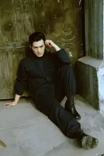 严屹宽曝潮流工装剧照眼神魅惑