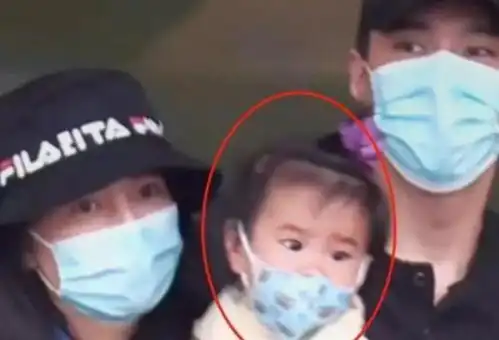 围观高圆圆1岁女儿,颜值是亮点,网友直呼基因太强大了
