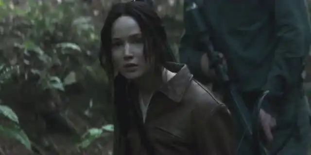 动作片饥饿游戏3凯特尼斯假装猎杀鹿,却发现鹿竟丝毫没有反应
