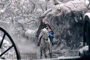 美女与野兽全新剧照重现经典场景贝儿与野兽浪漫牵手艾玛沃森封面照美颜无敌
