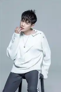 张若昀生日拍写真白衣暖笑化身气质暖男
