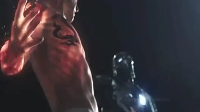 钢铁侠3火人表演徒手劈开钢铁战甲,斯塔克惊讶不已
