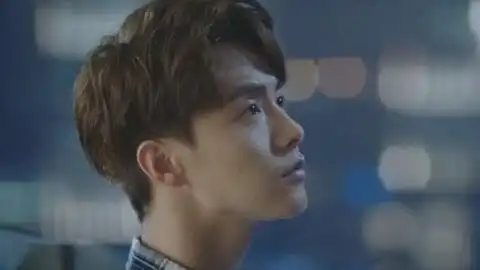 悲伤逆流成河这个世界从来不缺少理解,只是缺少感同身受