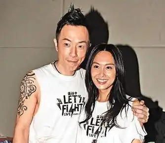 43岁朱茵怀二胎挺孕肚酒吧撑场黄贯中护妻图