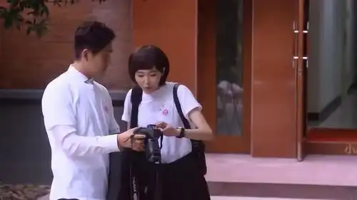 钟汉良帮唐嫣拍照片,拍照技术惨遭女神嫌弃