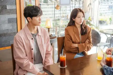 李圣经作为朴炯植的暧昧女特别出演低谷医生曾和朴信惠合作doctors,还以金师傅造型一起合照
