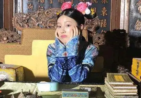 她是太后身边的宫女,被乾隆纳入后宫,生下清朝最得宠的公主