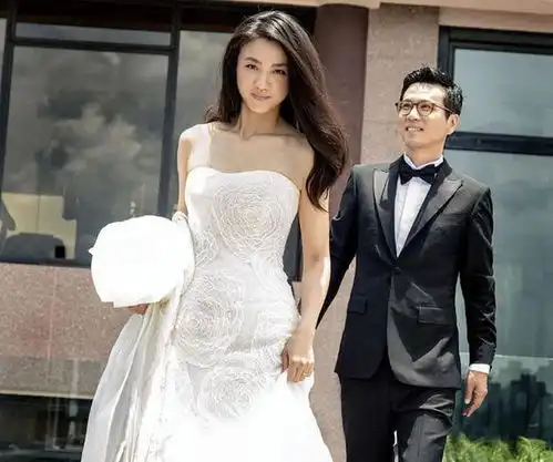 汤唯晒照庆结婚十周年,一家三口西湖赏荷,7岁女儿罕见出镜