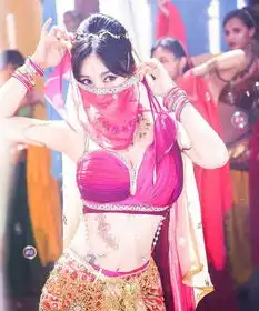 王宝强导演的大闹天竺,柳岩性感印度舞娘剧照
