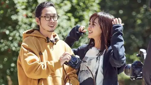 陈意涵穿深v黑色礼服为夫站台,怀孕九个月不明显,笑起来超阳光
