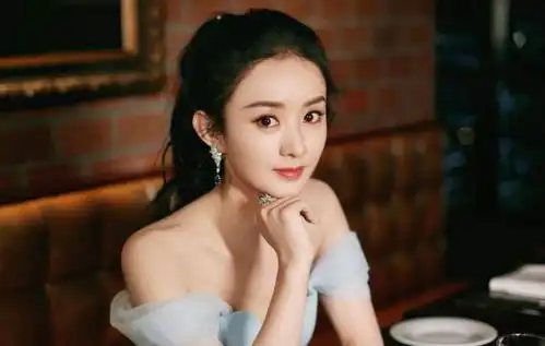 赵丽颖出行西安,白色格子裙仙气飘飘,手臂让网友们吐槽