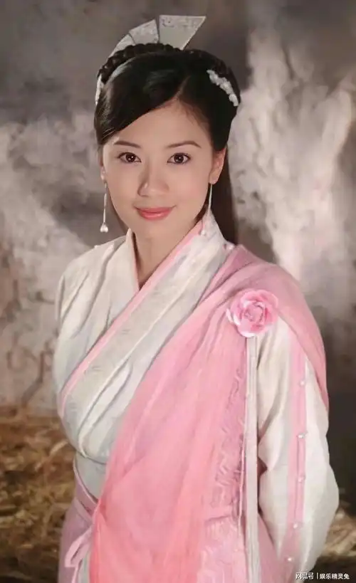 贾静雯晒5岁幼儿园毕业照,发型精致五官俊俏,网友从小美到大