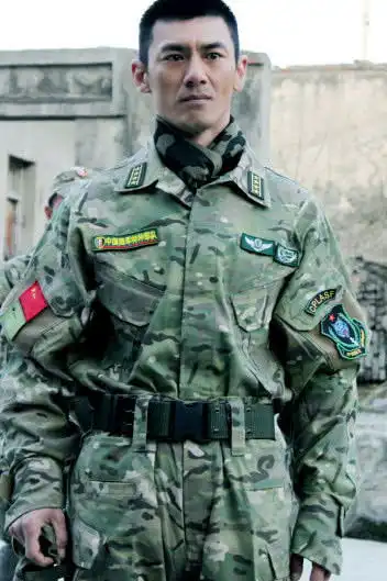 他因我是特种兵走红,如今满面愁容现身医院,仍强笑着打招呼