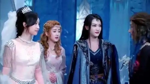 幻城卡索娶了梨落,岚裳故意捣乱,穿衣服就能看出来
