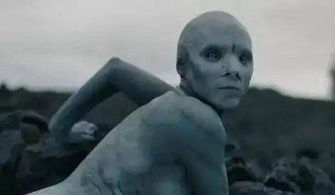 求一部电影名字,一个男人来到一座孤岛,每天晚上蛙人就会侵袭