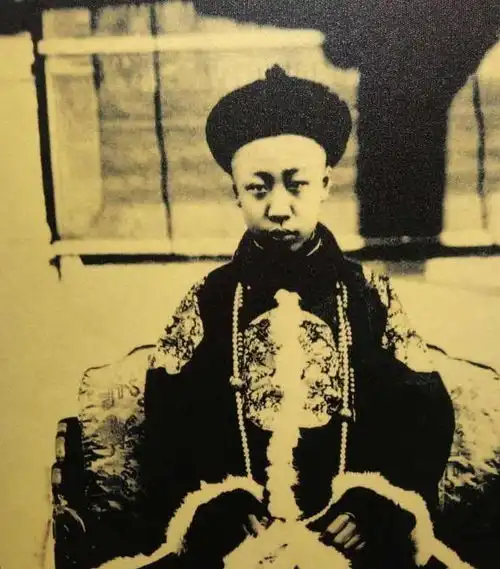 溥仪在街上吃烧饼,刚吃下一口脸色大变死太监,骗了我20年
