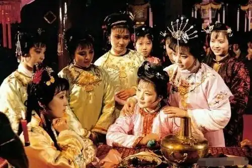 薛宝钗为何否决湘云节俭办诗社的计划,建议开奢华的螃蟹宴呢看她一箭四雕