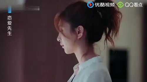 李宗翰躺在沙发上,抱住了江疏影,结果被一口咬在了手上
