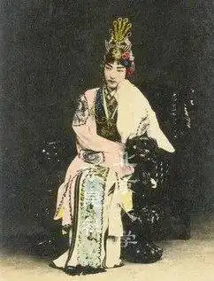 戏曲的舞台服装可不可以打破常规
