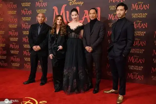 花木兰英国首映礼刘亦菲变黑天鹅神秘优雅美出天际