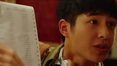 唐人街探案最强大脑刘昊然上线,几页纸瞬间看完,马上提取出关键词
