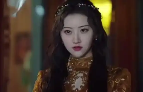 人间富贵花景甜罕晒性感照,外套半穿露香肩,侧面瘦成纸片人