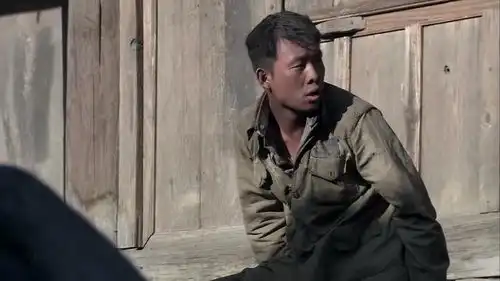 我的团长我的团张译正在休息,向外看了一眼,立刻过去,画面悲凉
