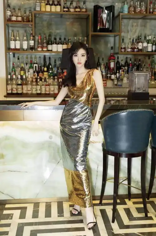 景甜金色长裙御姐范