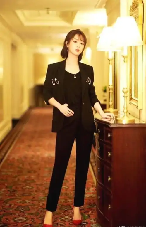 女星西装造型谁更能打杨幂时尚赵丽颖温婉,刘亦菲热巴攻气十足
