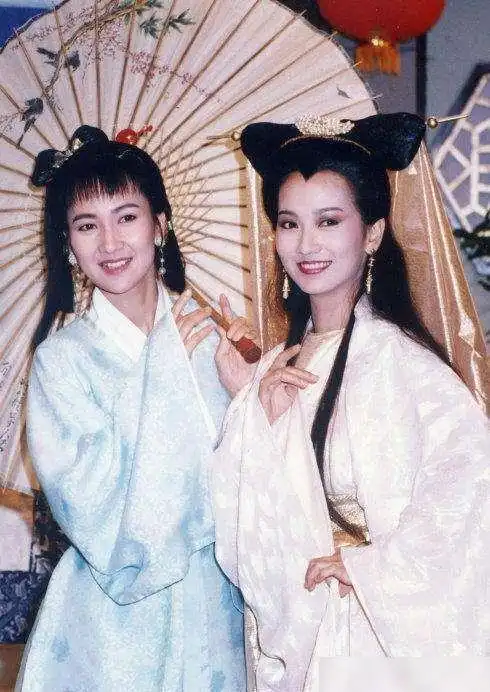 两度巅峰期息影,二婚三个孩子,如今66岁夫妻恩爱
