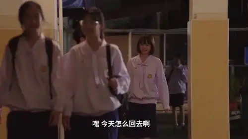 匆匆那年女孩碰到混混,还好男孩及时出现,两人骑单车好浪漫