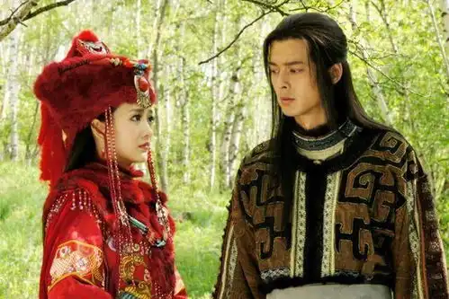 侯梦瑶因饰演花木兰成名,王鸥曾给她做配,如今在琉璃中扮紫狐
