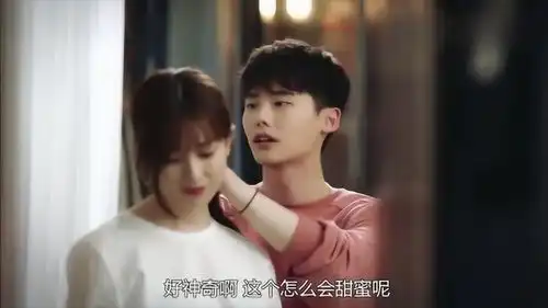 w两个世界李钟硕为制造浪漫,竟学习给女友扎头发,甜的掉牙了