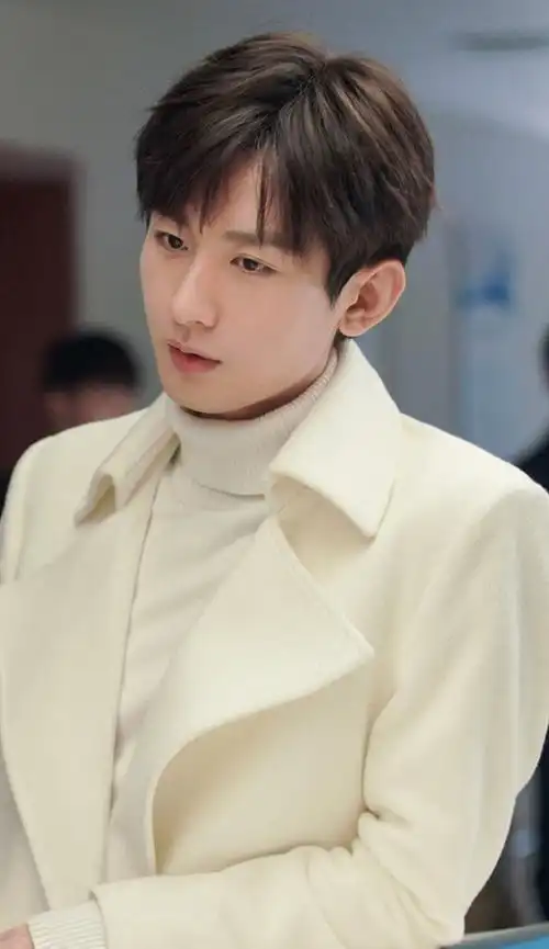 成毅携一甜宠剧来袭,化身霸总现代装帅气撩人,女主美得让人心动
