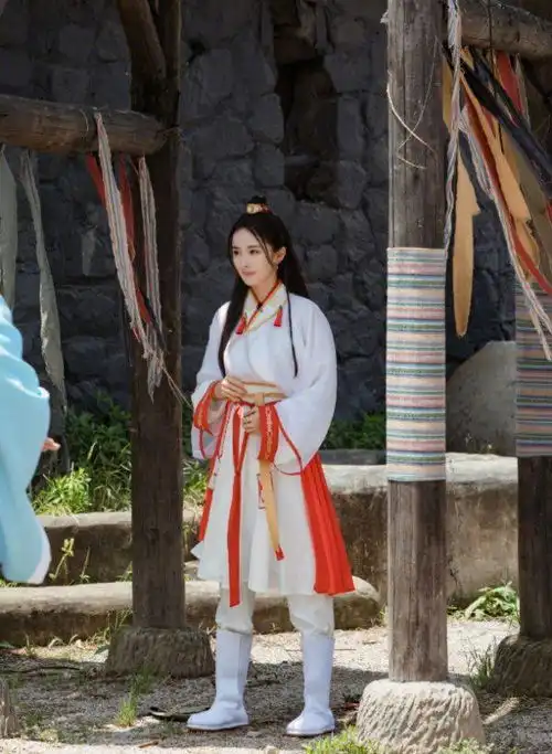 杨幂路透照流出,古装女侠又美又飒,重回唐雪见时期
