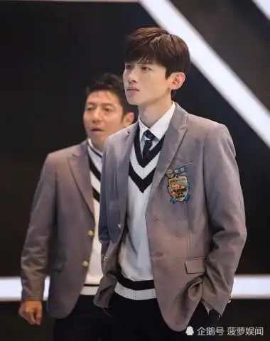 白敬亭再穿校服,单手插裤袋姿势太撩人,网友现实版陆之昂
