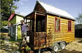 美国男子买不起房建小屋蜗居便宜房吸引大批学生
