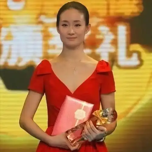 离开赵本山16年后,40岁的王小蒙王亚彬,已经走上另一条大道
