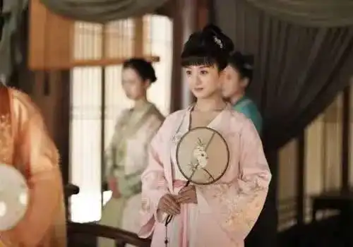 宫扇风雅绘团圆八月十五共婵娟
