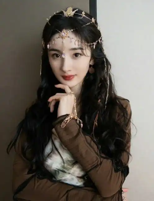 杨幂卷发造型梦回仙剑三唐雪见
