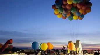 美国300氦气球牵引小屋上天飞屋环游记成现实