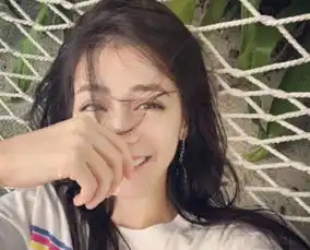 热巴为何一直不谈恋爱看到18岁照片那一刻,网友我是不敢追
