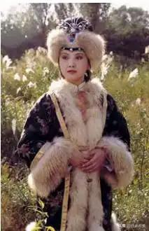 生活在贾府,女孩子们如何体面穿衣